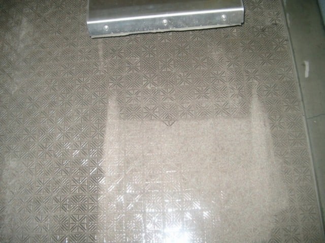 床の定期清掃を高圧洗浄中