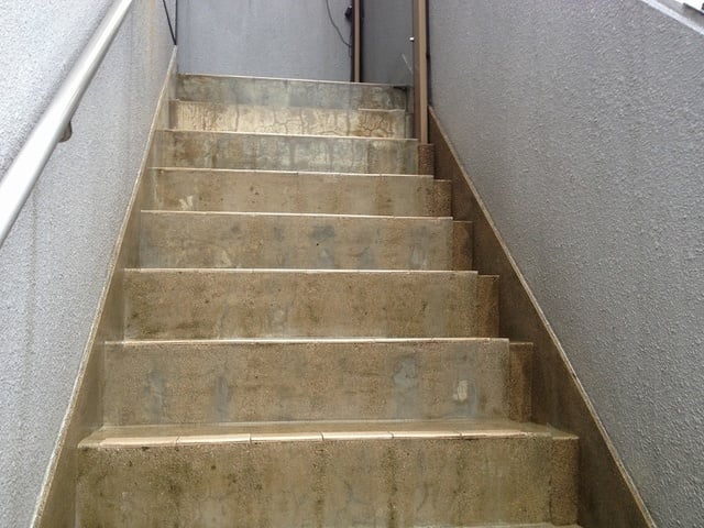 定期清掃で綺麗な階段