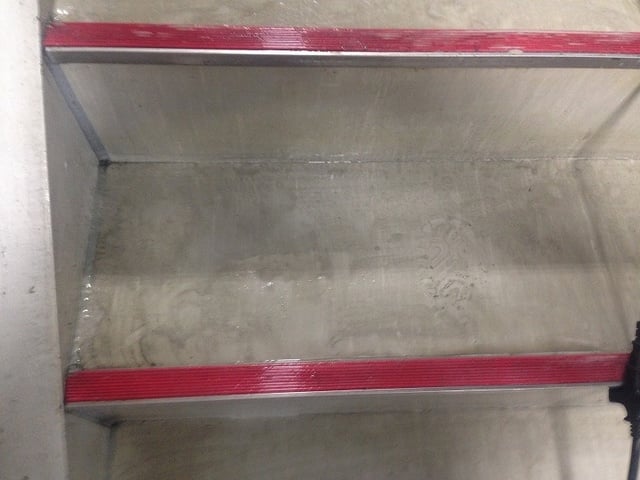 洗浄中の階段
