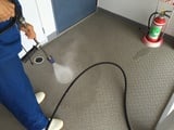 床を高圧洗浄
